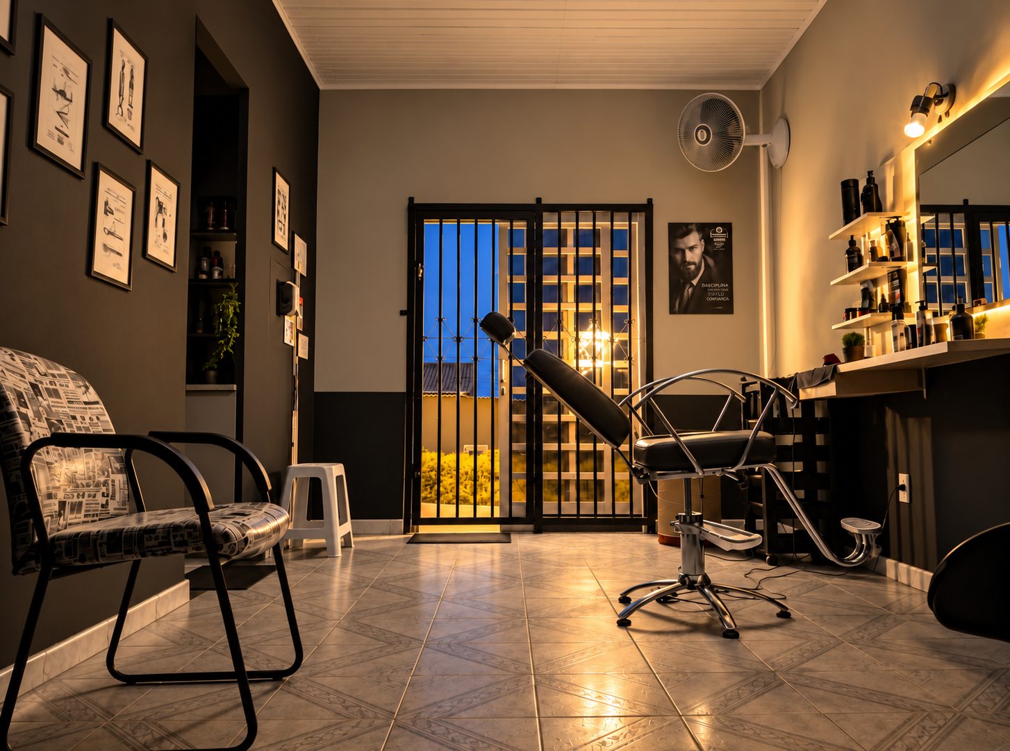 Interior da barbearia Igor Barber, com a cadeira de corte e o espelho iluminado