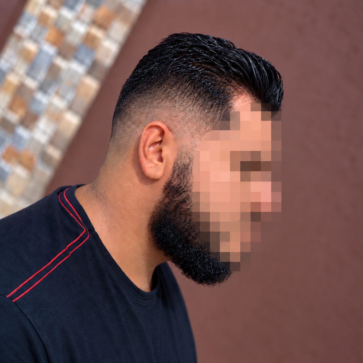 Degradê com topete e barba cheia desenhada